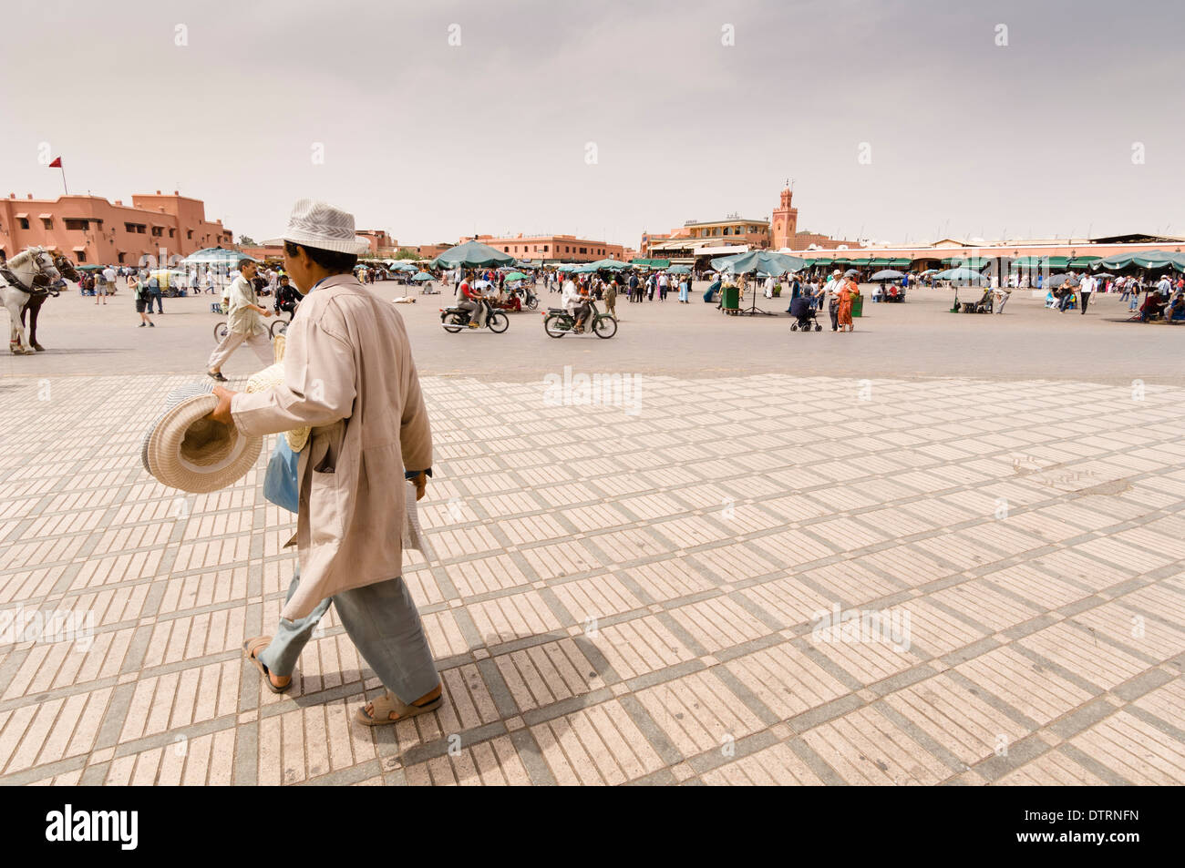 Piazza Djemaa el Fna nella Medina di Marrakech, Marocco. Foto Stock