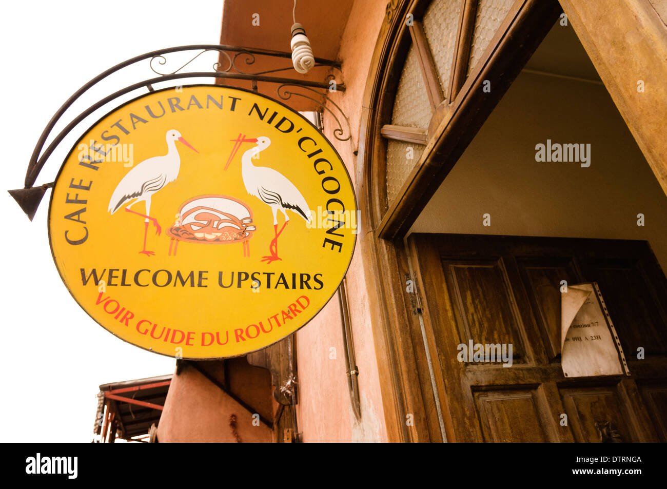 L'ingresso del ristorante Cafe Nid'Cigogne (il nido di cicogna) a Marrakech, Marocco. Foto Stock