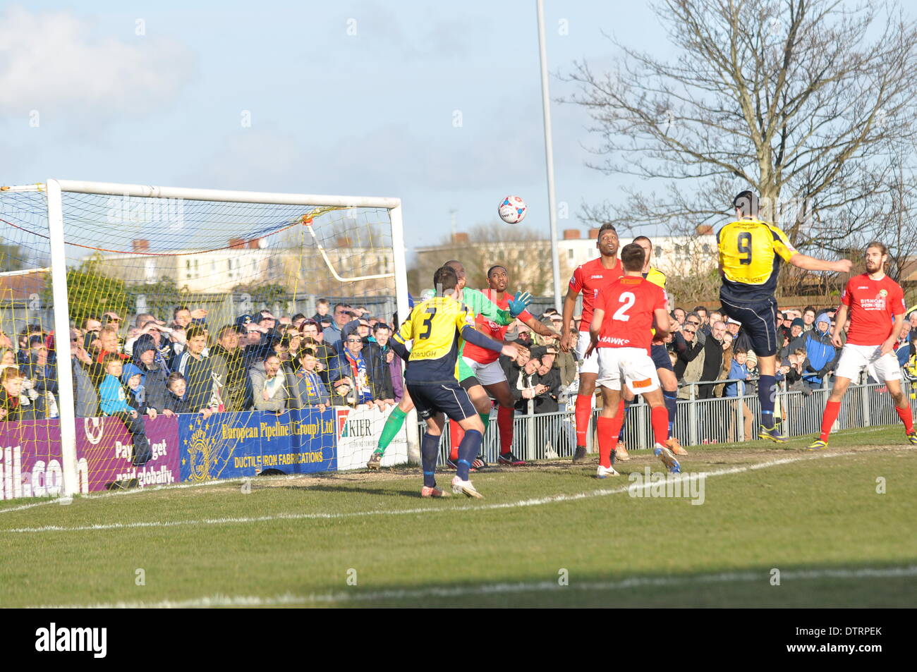 Justin Bennett poteri una testata goalward, Gosport Borough v Havant & Waterlooville, Semi Finale, FA Trofeo, 22 febbraio 2014 (c) Paolo Gordon/Alamy Live News Foto Stock