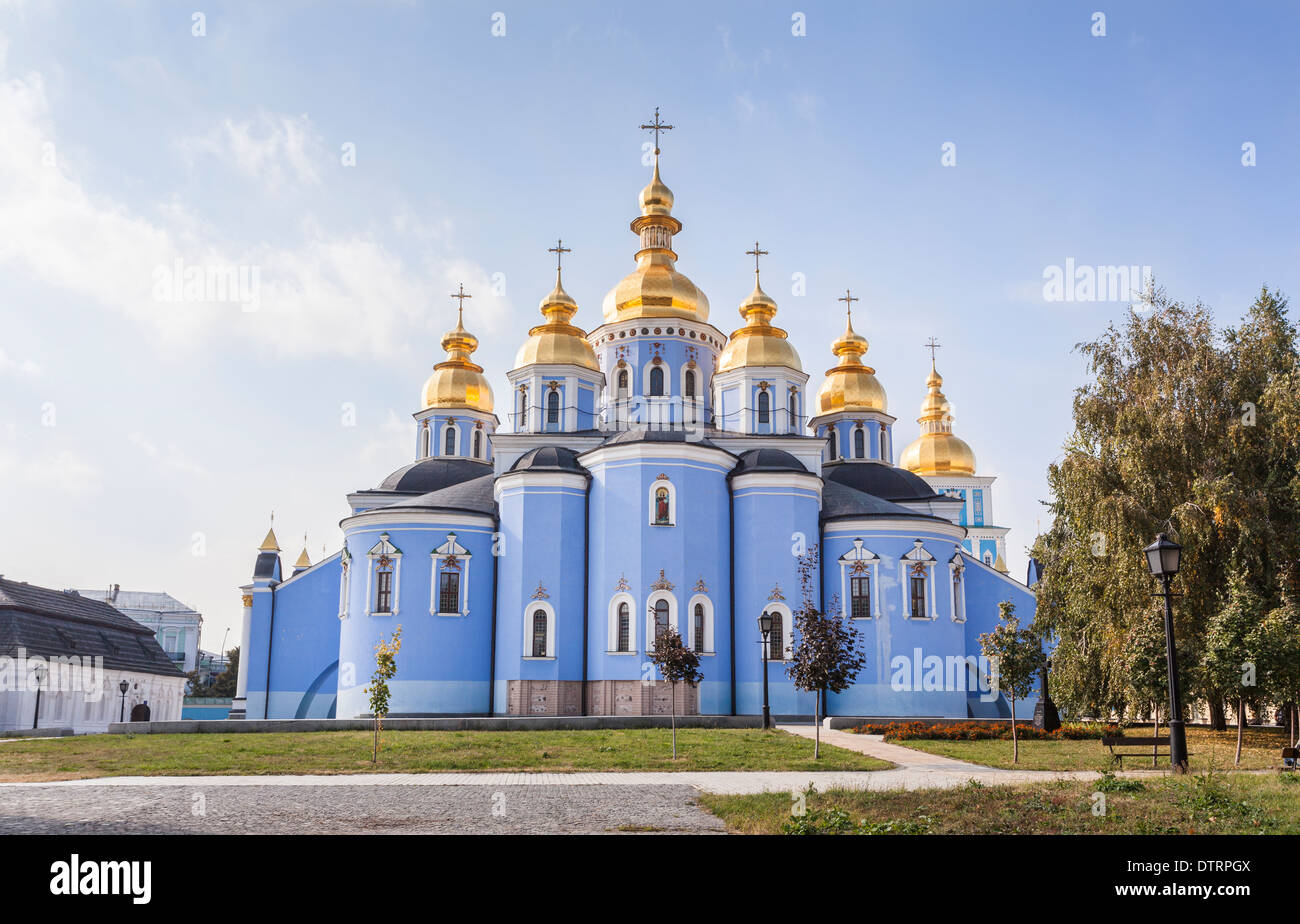L'esterno dell'iconico blu, cupola dorata di San Michele Monastero Golden-Domed a Kiev, Ucraina Foto Stock