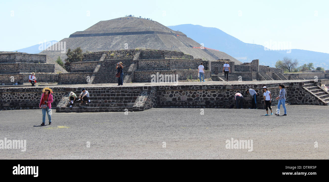 Guardando verso il sole piramide, Teotihuacan, Messico - civiltà azteca Foto Stock
