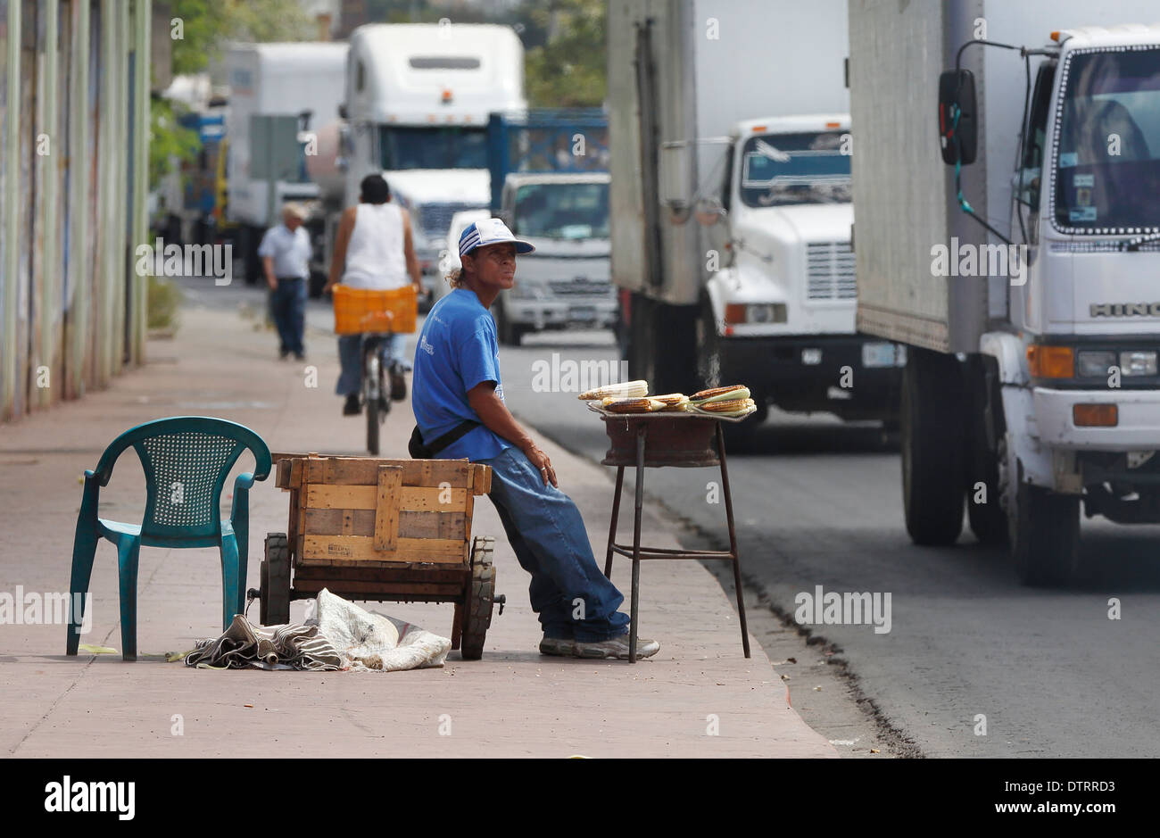 Gli uomini la vendita dal lato del Pan American autostrada a Managua Nicaragua Foto Stock