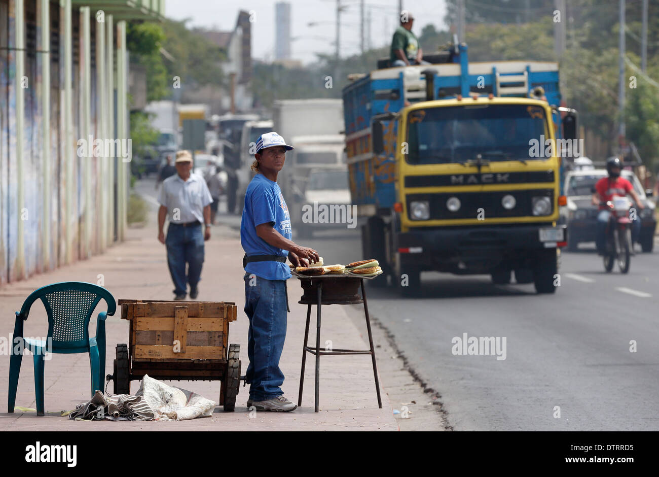 Gli uomini la vendita dal lato del Pan American autostrada a Managua Nicaragua Foto Stock