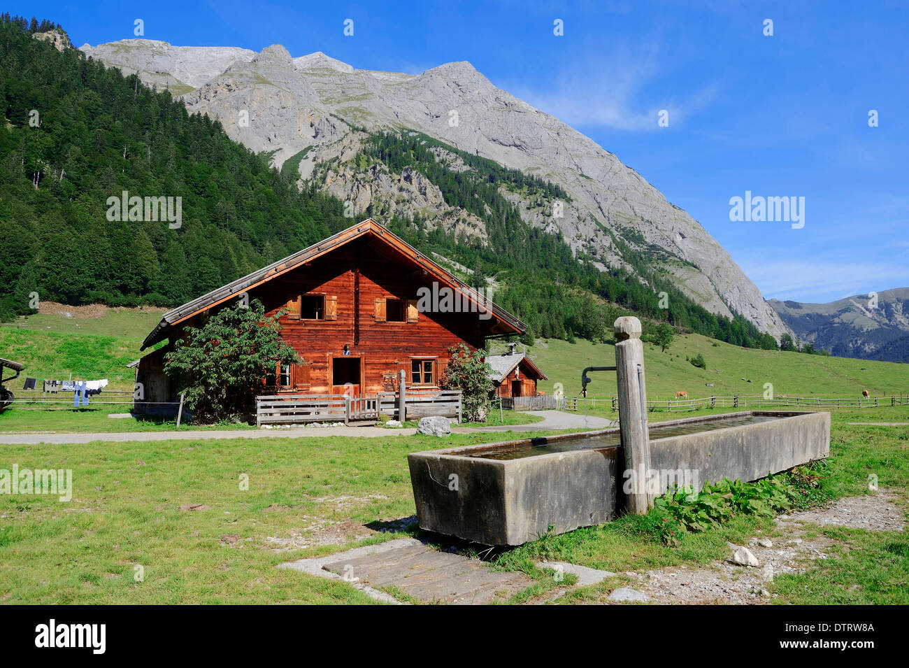 Casa Alpina e fontana, Grosser Ahornboden, parco Karwendel, Eng valley, Tirolo, Austria Foto Stock