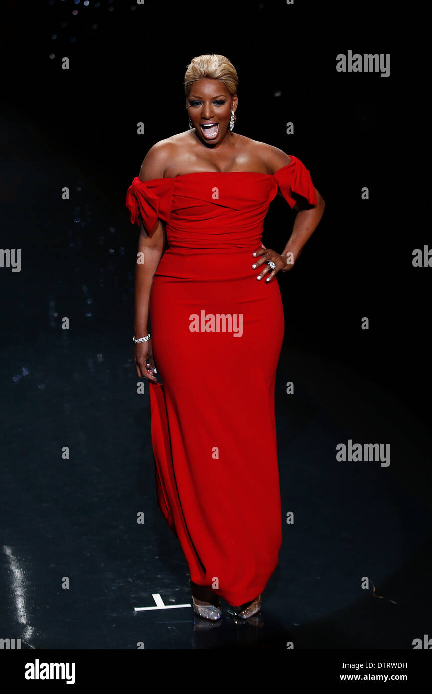 NeNe Leakes indossa Dolce e Gabana sulla pista di andare in rosso per le donne il cuore la verità abito rosso collezione fashion show. Foto Stock