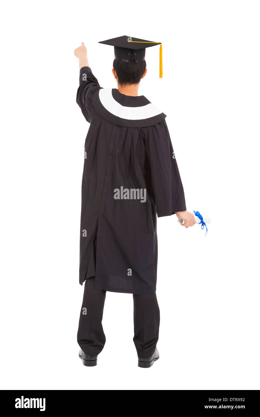 Uomo di graduazione che indossa un mortarboard e puntamento da qualche parte in studio Foto Stock