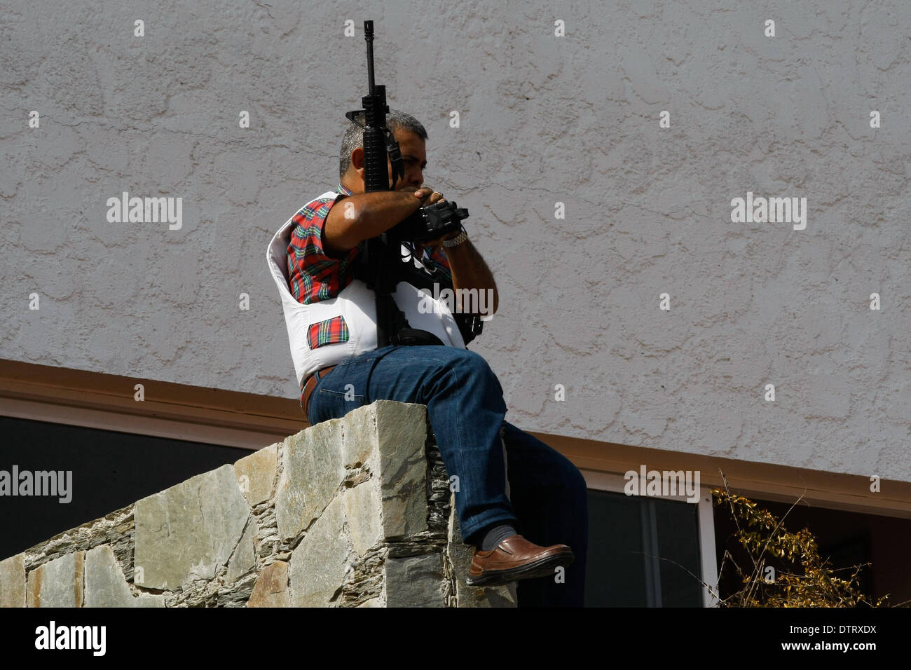 Miranda, Venezuela. 23 feb 2014. Ritiratosi generale dell esercito Angel Vivas, accusato dal Presidente venezuelano Nicolás Maduro di incitamento alla violenza, è radicata nella sua casa dopo la National Guard Bolivariana ha cercato di arrestarlo in stato Miranda, Venezuela, nel febbraio 23, 2014. © Str/Xinhua/Alamy Live News Foto Stock