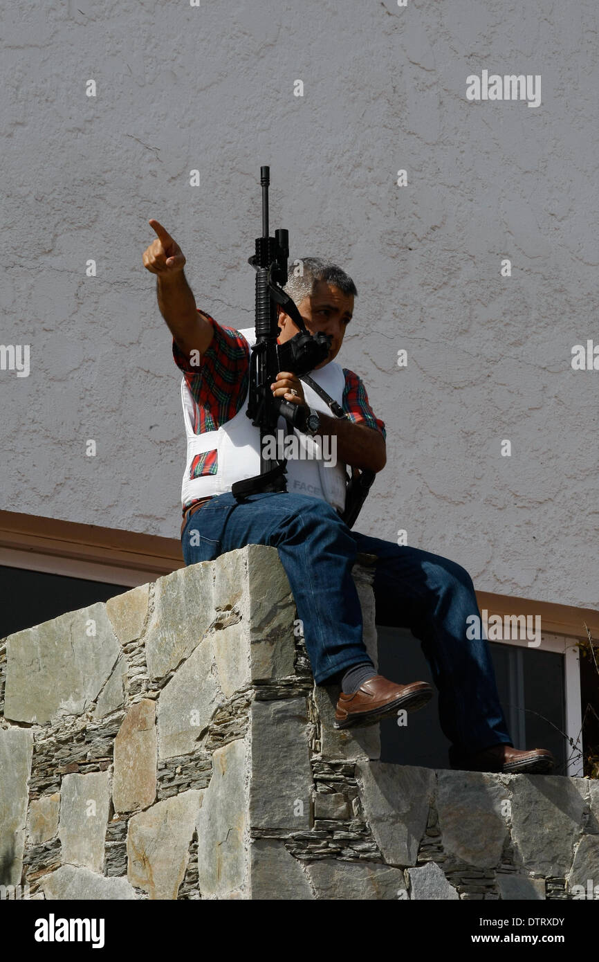 Miranda, Venezuela. 23 feb 2014. Ritiratosi generale dell esercito Angel Vivas, accusato dal Presidente venezuelano Nicolás Maduro di incitamento alla violenza, è radicata nella sua casa dopo la National Guard Bolivariana ha cercato di arrestarlo in stato Miranda, Venezuela, nel febbraio 23, 2014. © Str/Xinhua/Alamy Live News Foto Stock