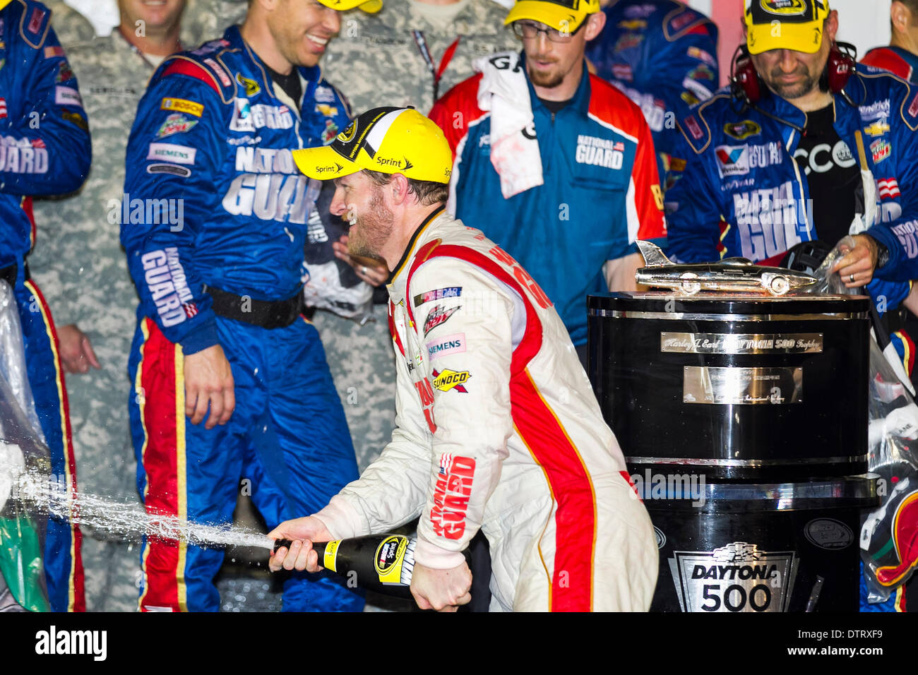 Daytona Beach, Florida, Stati Uniti d'America. 23 feb 2014. Daytona Beach, FL - Feb 23, 2014: Dale Earnhardt Jr (88) vince la Daytona 500 al Daytona International Speedway di Daytona Beach, FL. Credito: csm/Alamy Live News Foto Stock