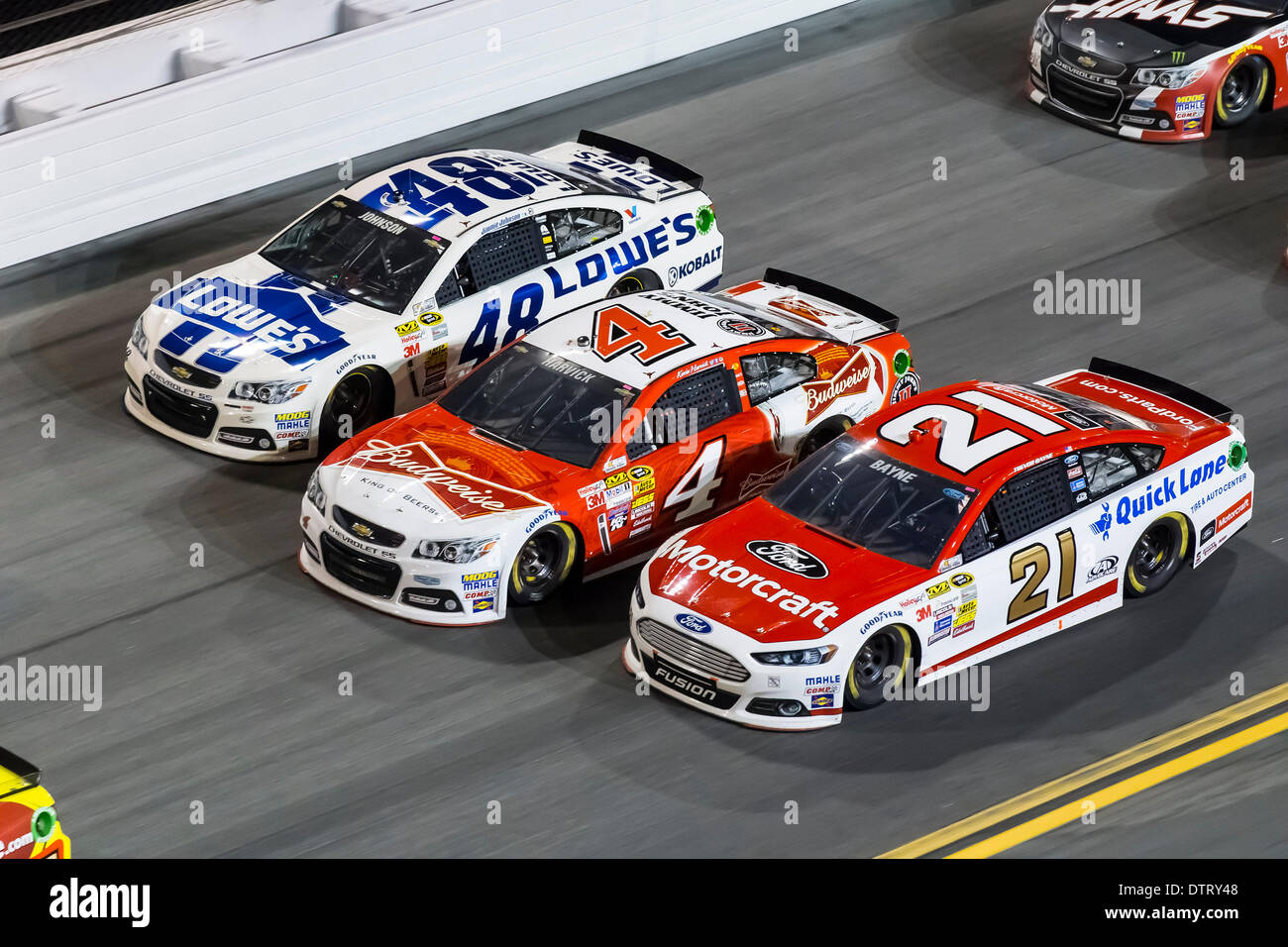 Daytona Beach, Florida, Stati Uniti d'America . 23 feb 2014. Daytona Beach, NC - Feb 23, 2014: Jimmie Johnson (48), Kevin Harvick (4), e Trevor Bayne (21) battaglia per la posizione durante il Daytona 500 gara al Daytona International Speedway di Daytona Beach, NC. Credito: csm/Alamy Live News Foto Stock