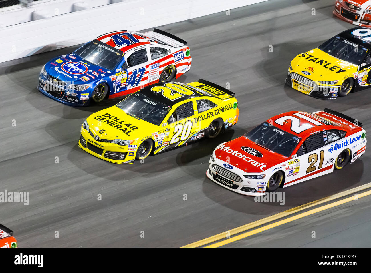 Daytona Beach, Florida, Stati Uniti d'America . 23 feb 2014. Daytona Beach, NC - Feb 23, 2014: A.J Allmendinger (47), Matt Kenseth (20), e Trevor Bayne (21) battaglia per la posizione durante il Daytona 500 gara al Daytona International Speedway di Daytona Beach, NC. Credito: csm/Alamy Live News Foto Stock