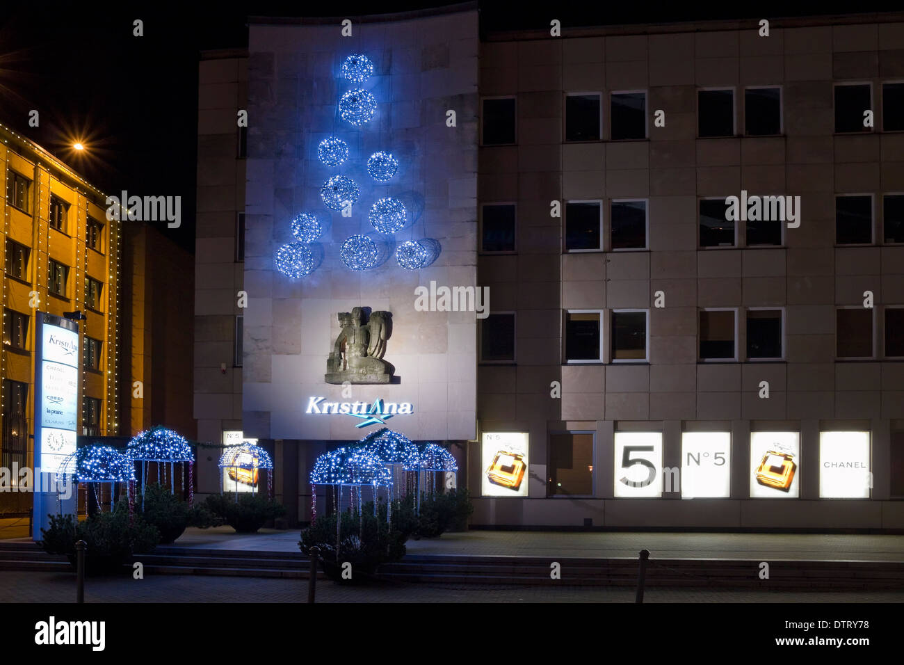 La notte di Natale e la pubblicità del profumo Chanel 5 in Vilnius su dicembre 24, 2013. Chanel brand possiede 147 boutiques intorno alla wor Foto Stock