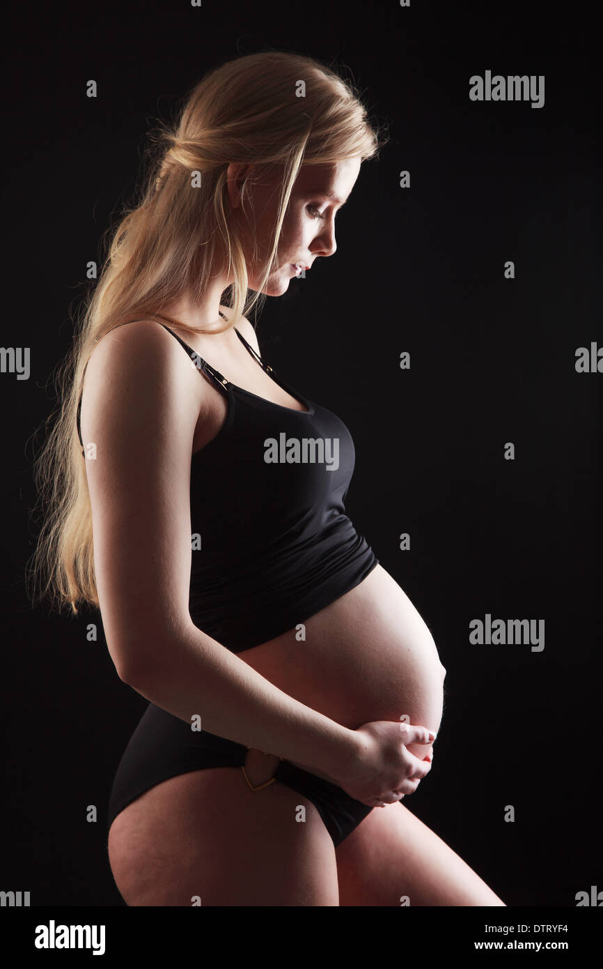 Donna attraente nell ultimo mese di gravidanza Foto Stock