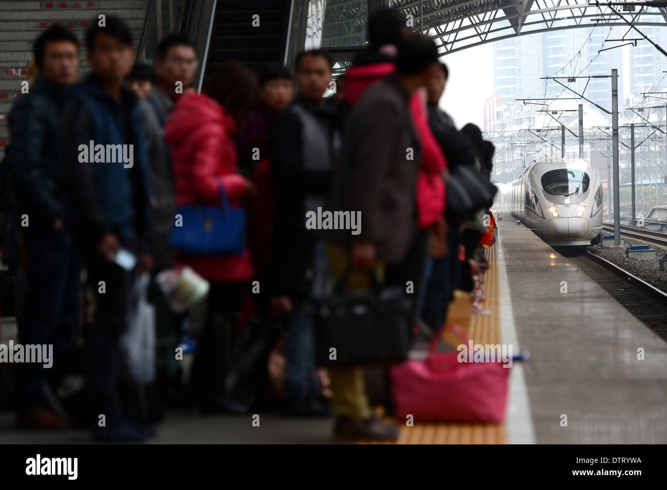 Hefei, cinese della provincia di Anhui. 24 Febbraio, 2014. Un treno bobine nella stazione ferroviaria di Hefei in Hefei, a est della capitale cinese della provincia di Anhui, Feb 24, 2014. Questo anno di "chunyun,' il picco periodo di viaggio che circonda la Cina del Festival di Primavera, è venuto a una stretta su Feb. 24 dopo 40-giornata movimentata di trasporto. © Zhang Duan/Xinhua/Alamy Live News Foto Stock