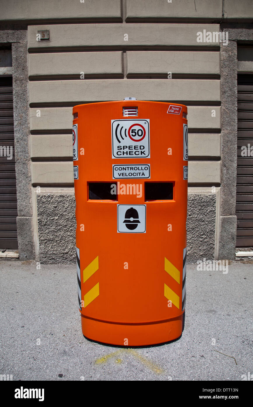 La velocità su strada controllare la telecamera, Vestone, Italia settentrionale Foto Stock