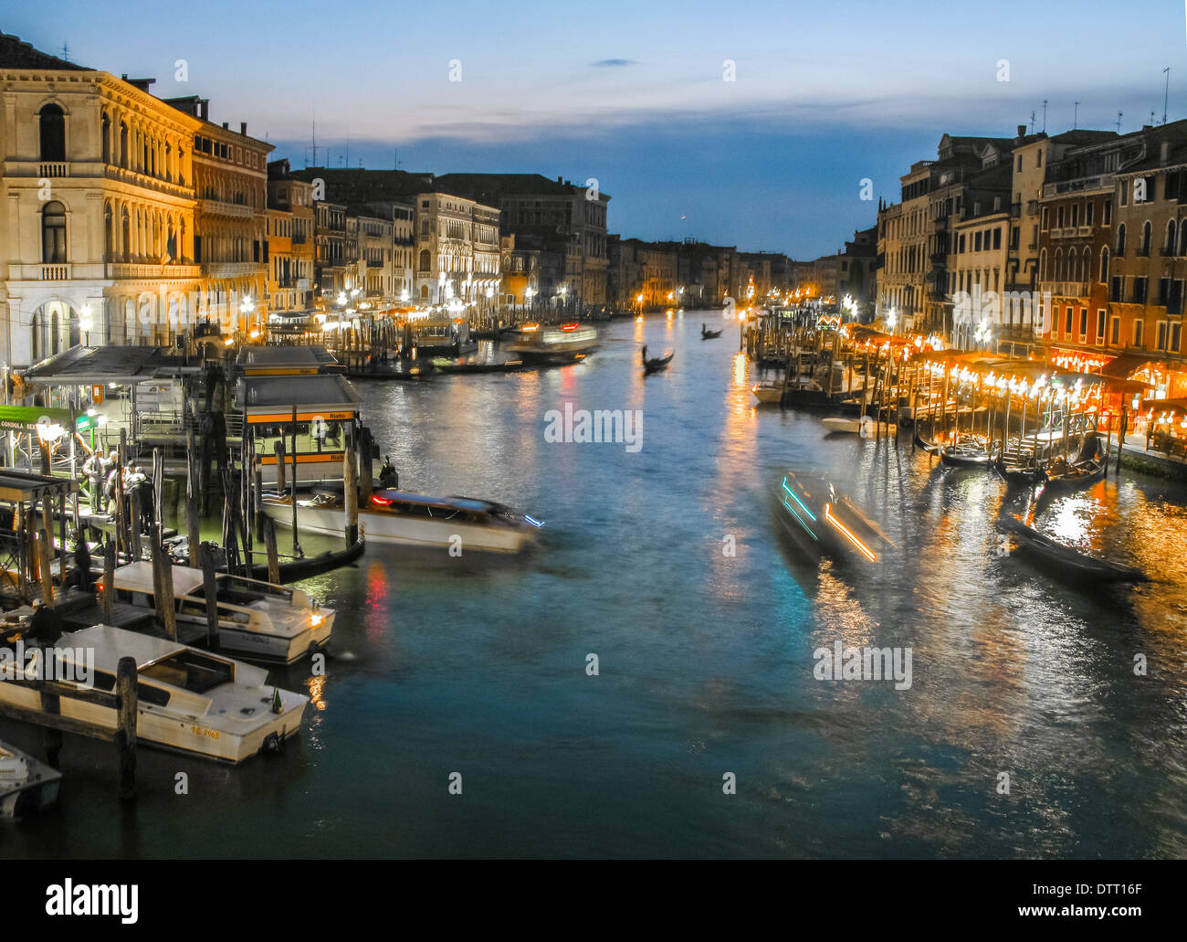 Vista notturna del Canal Grande dal ponte di Rialto. Venezia. Veneto. Italia Foto Stock