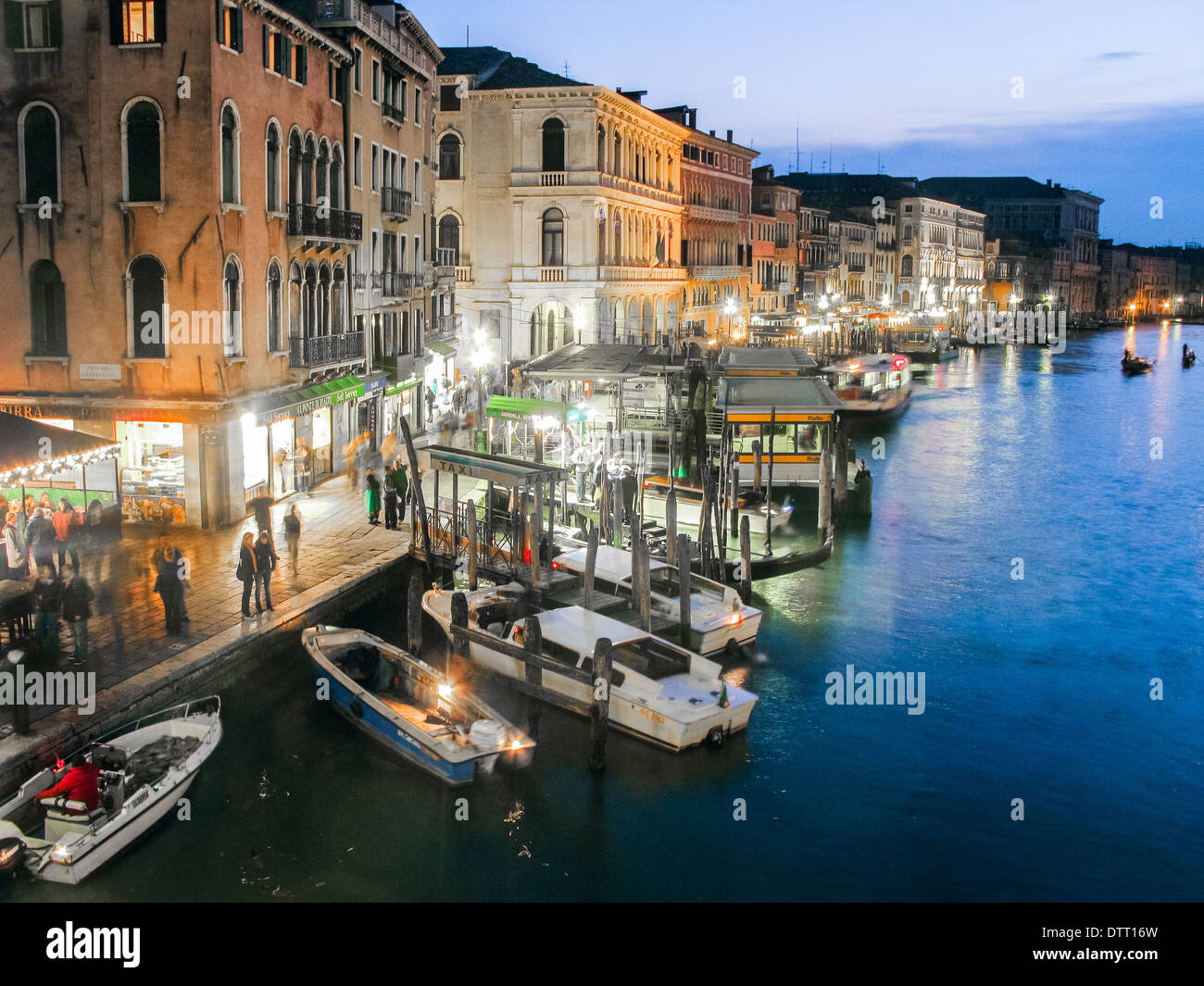 Vista notturna del Canal Grande dal ponte di Rialto. Venezia. Veneto. Italia Foto Stock