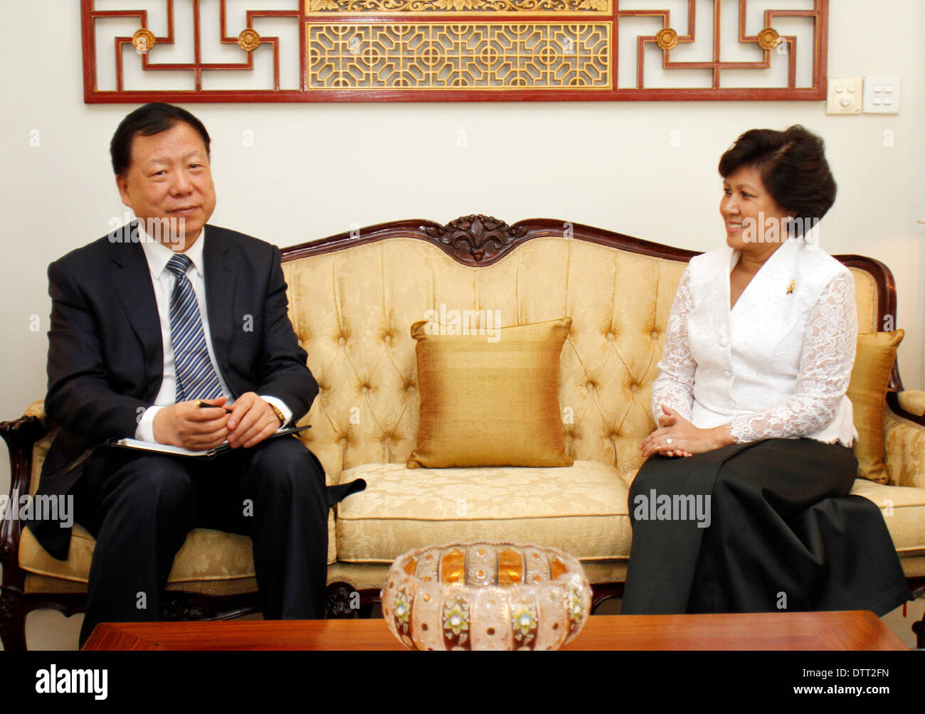 Phnom Penh Cambogia. 24 Febbraio, 2014. Chen Fengxiang (L), vice capo del Dipartimento Internazionale del Comitato Centrale del Partito Comunista della Cina (CPC), incontra Presidente royalist Funcinpec Party Princess Norodom Arun Rasmey in Phnom Penh Cambogia, Feb 24, 2014. La Cambogia e la Cina lunedì ha espresso la speranza di migliorare ulteriormente i legami e la cooperazione tra i due paesi " Pregiudiziale parti per i vantaggi dei due paesi e popoli. © Sovannara/Xinhua/Alamy Live News Foto Stock