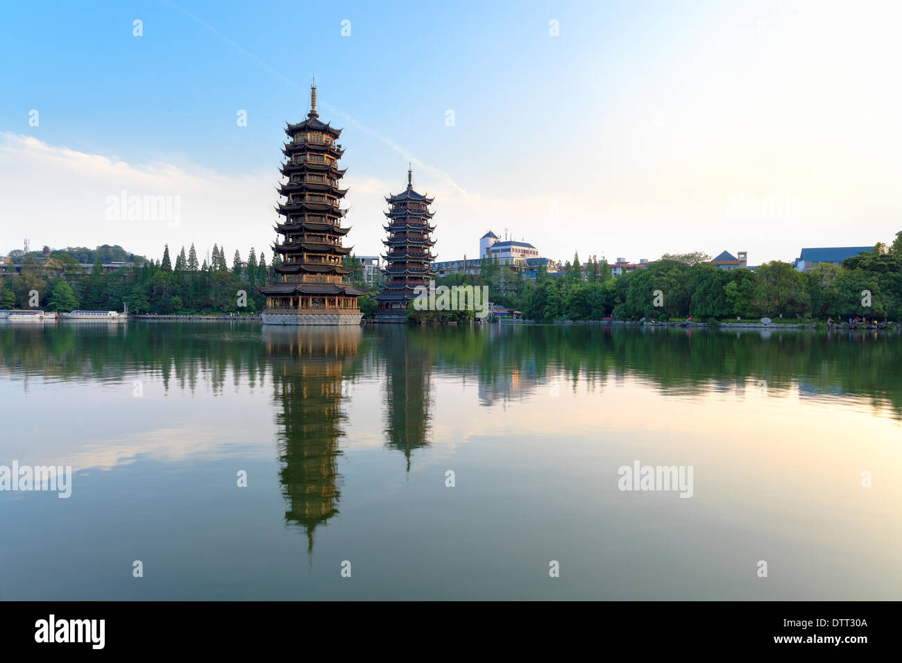 Twin pagode in banyan lake Foto Stock