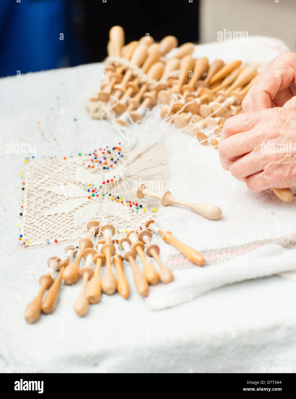 Close up del merletto artigianale, una donna anziana lavorando su un modello di pizzo. Foto Stock