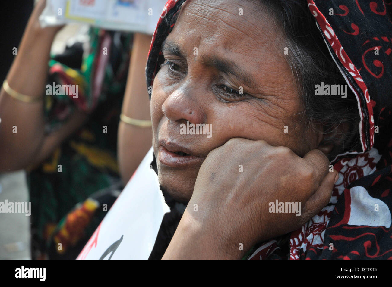 Dacca in Bangladesh. Il 24 febbraio 2014. Una donna che piange quando i parenti di Rana Plaza stadio di vittime di una dimostrazione in Savar, nella periferia di Dhaka. I sopravvissuti e i loro cari il lunedì ha segnato il Ten-mese anniversario del Bangladesh il peggiore mai tragedia industriale, mentre molte famiglie esprimono la rabbia e il fastidio dovuto alla mancanza di un adeguato aiuto. Rana Plaza, un otto-storia edificio che ospita cinque fabbriche di indumento, sbriciolato in una tomba di cemento su Aprile 24, 2013 in Savar nella periferia della capitale Dhaka, uccidendo più di 1.130 persone, per la maggior parte dei lavoratori. Credito: Xinhua/Alamy Live News Foto Stock