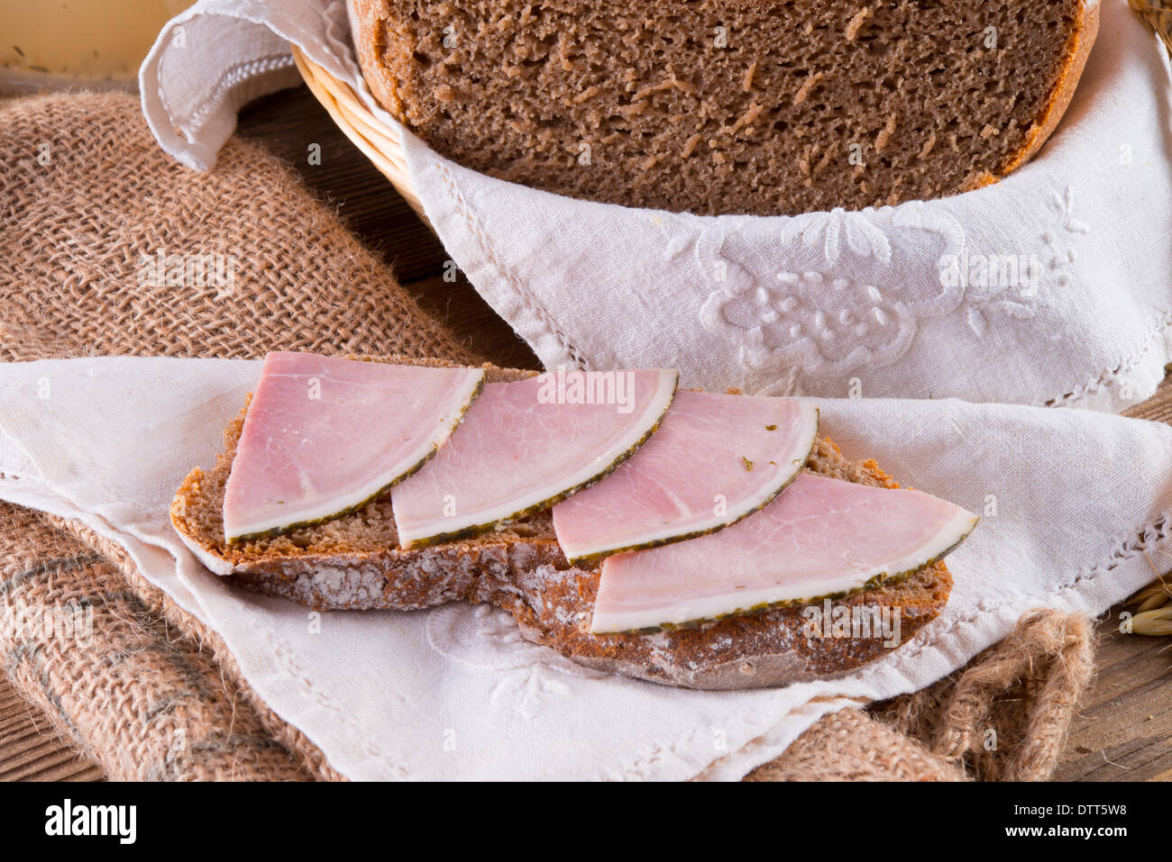 Appena sfornato il pane tradizionale Foto Stock