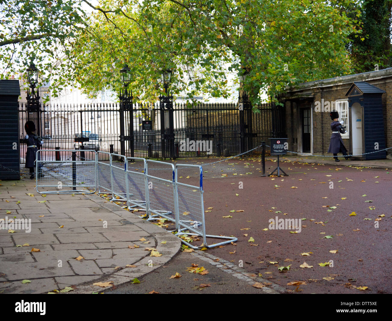 Queens guardie al di fuori di Clarence House di Londra Foto Stock