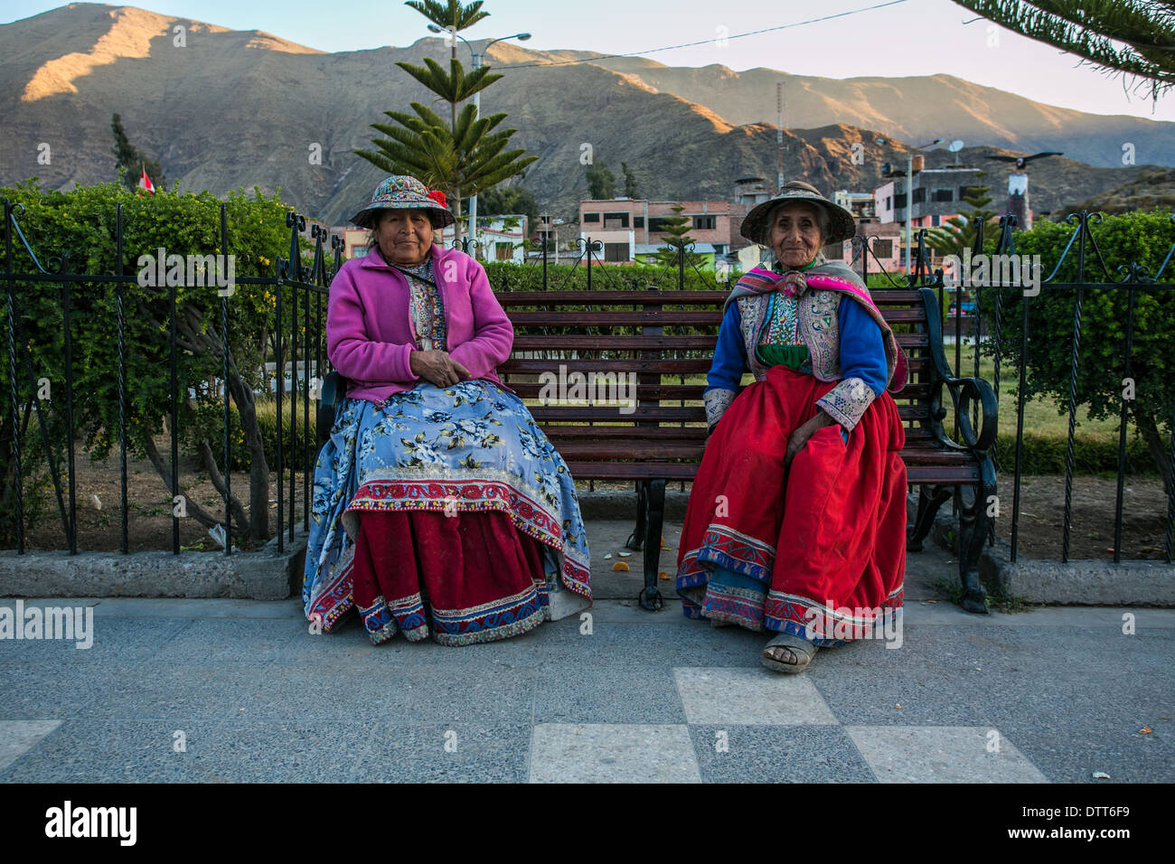 Cabanaconde, tipici peruviani, abito, panno 2 donne che posano con i loro abiti Foto Stock Cabanaconde, tipici peruviani, abito, panno 2 donne che posano con i loro abiti Foto Stock