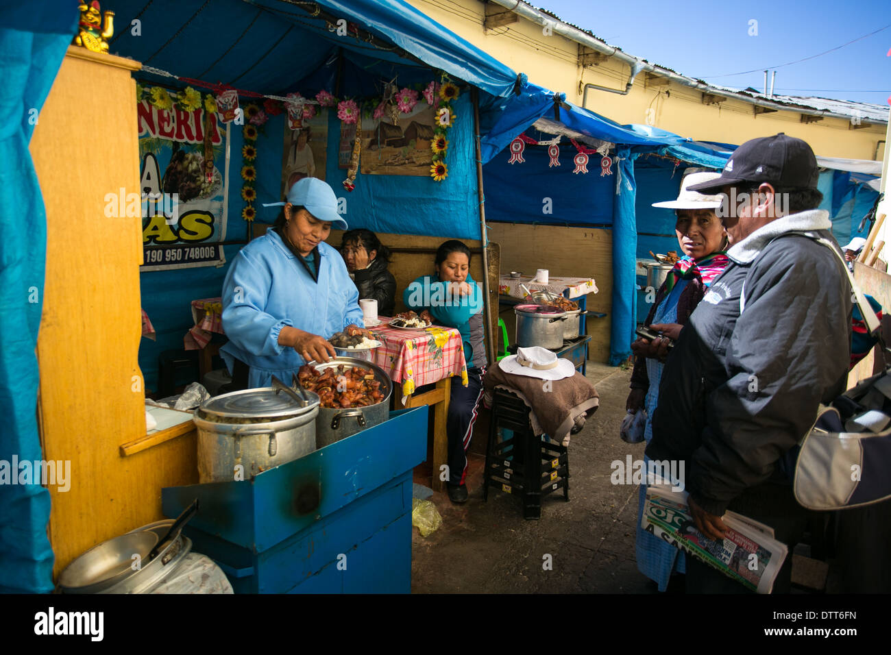 La prima colazione a Puno, street photography, Perù, il mercato alimentare, Foto Stock