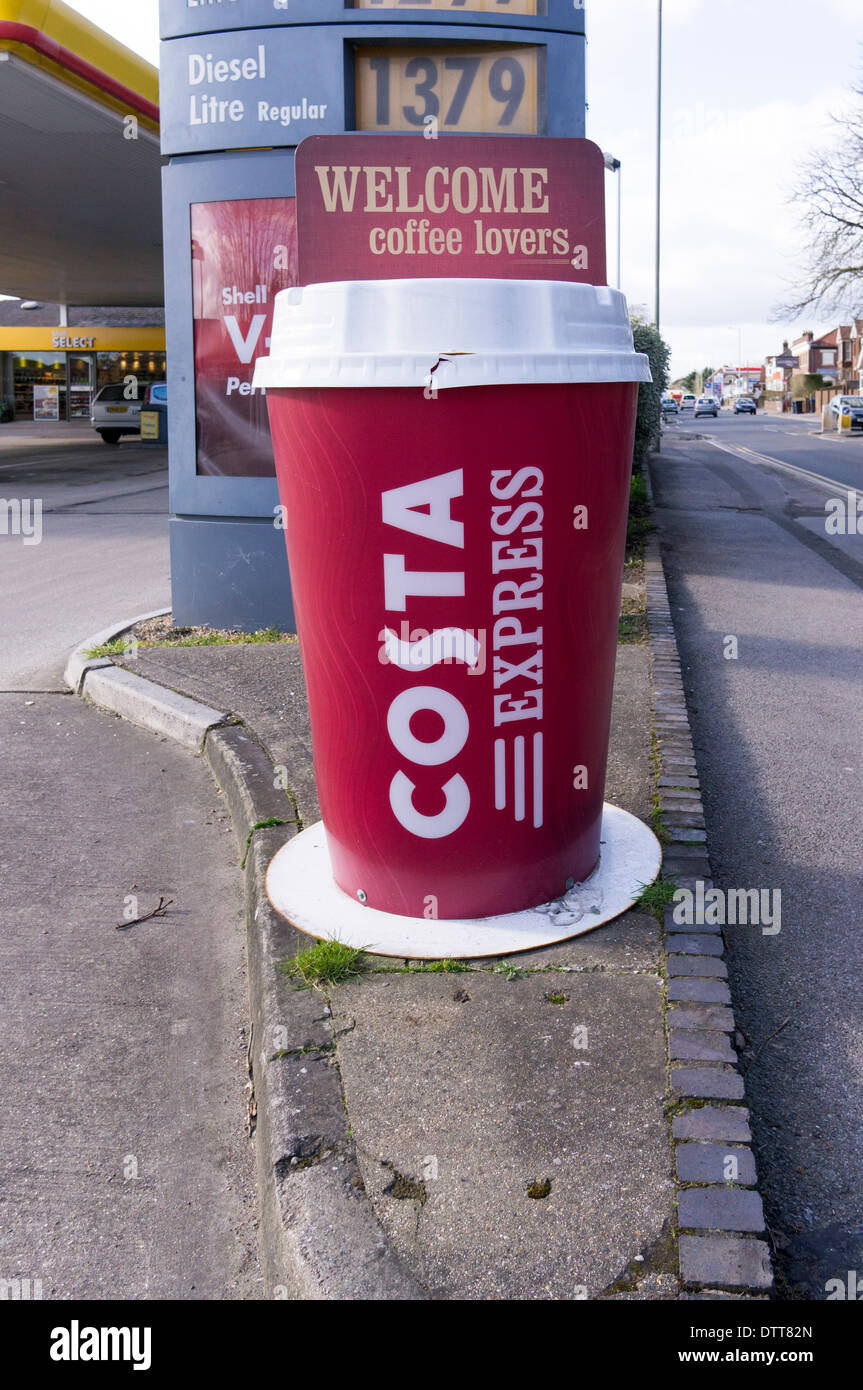 Gigante strada Costa Coffee Cup display pubblicitari al di fuori del Regno Unito di benzina Shell stazione di servizio Foto Stock