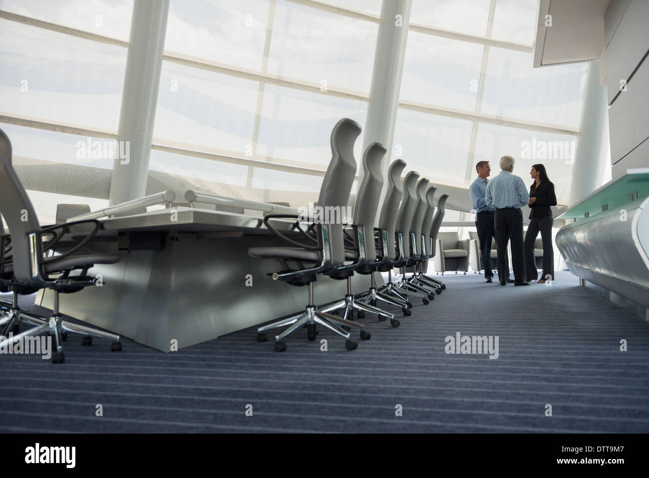 La gente di affari di parlare in sala conferenze Foto Stock