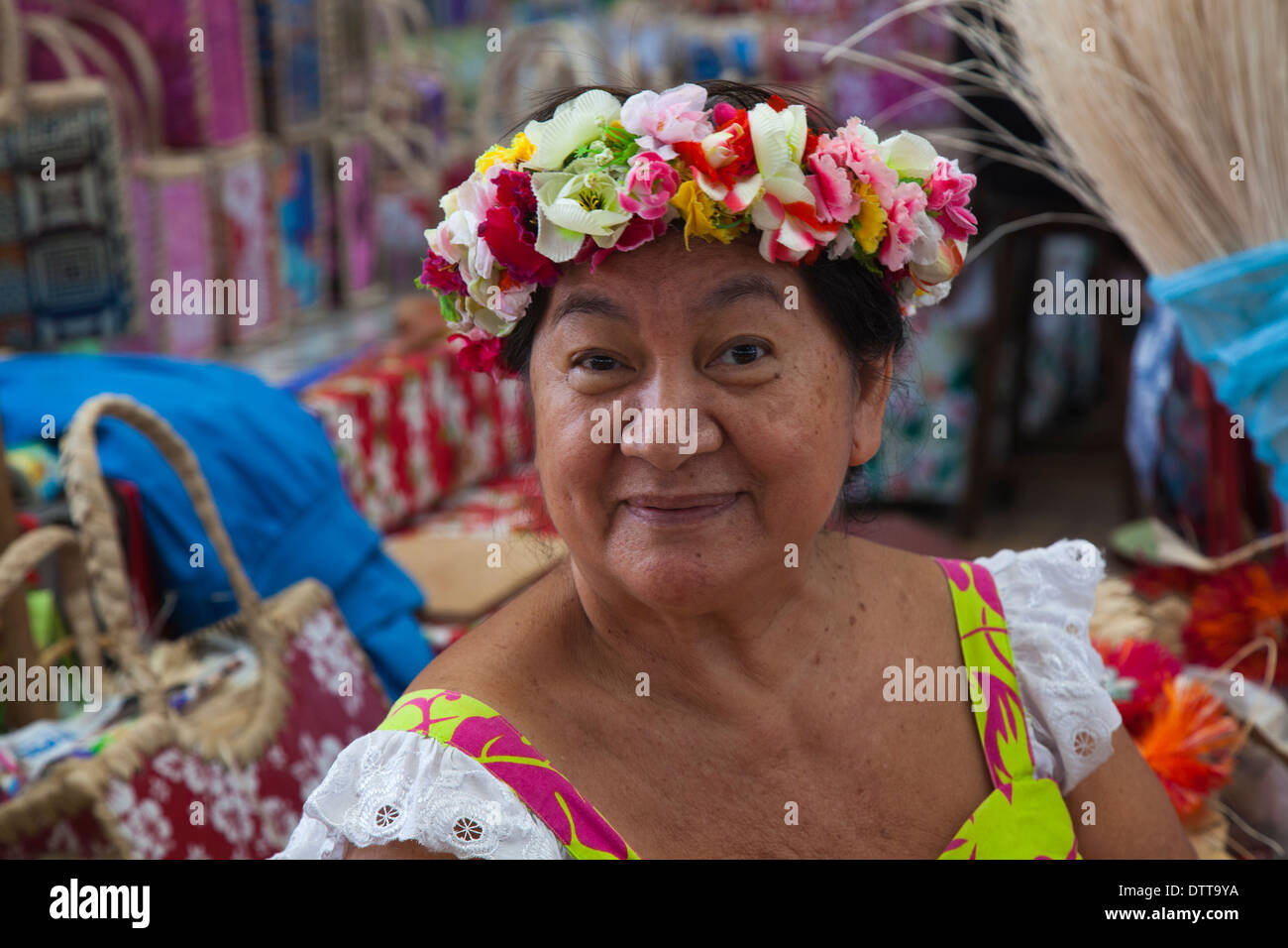 Locale Thaitiana lady indossando fiorito vestito di testa nel mercato centrale in Pape'ete, Tahiti, Polinesia Francese Foto Stock