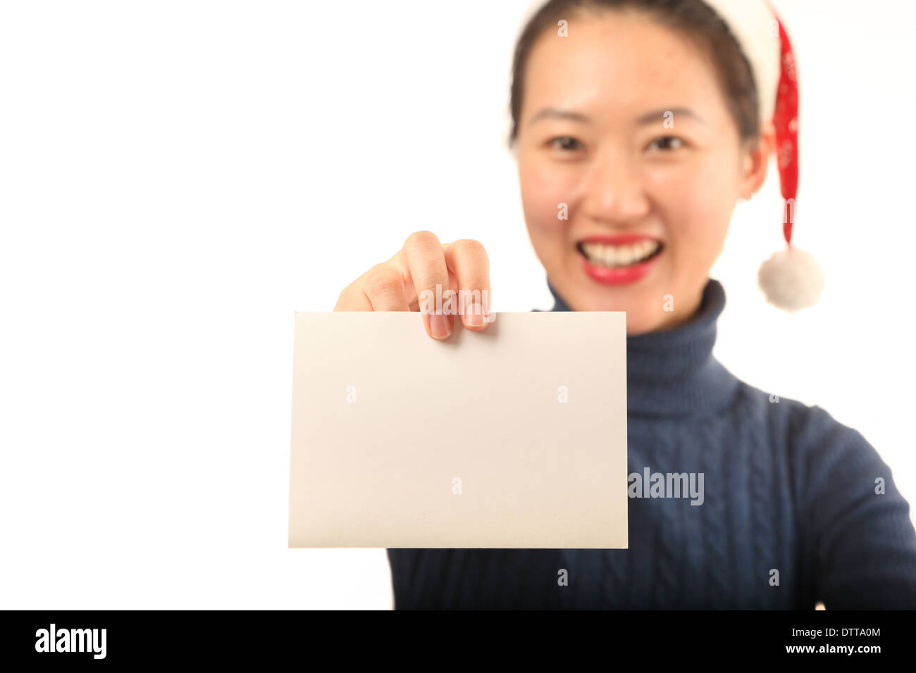 Donna asiatica con un bianco scheda vuota e un cappello di Natale Foto Stock