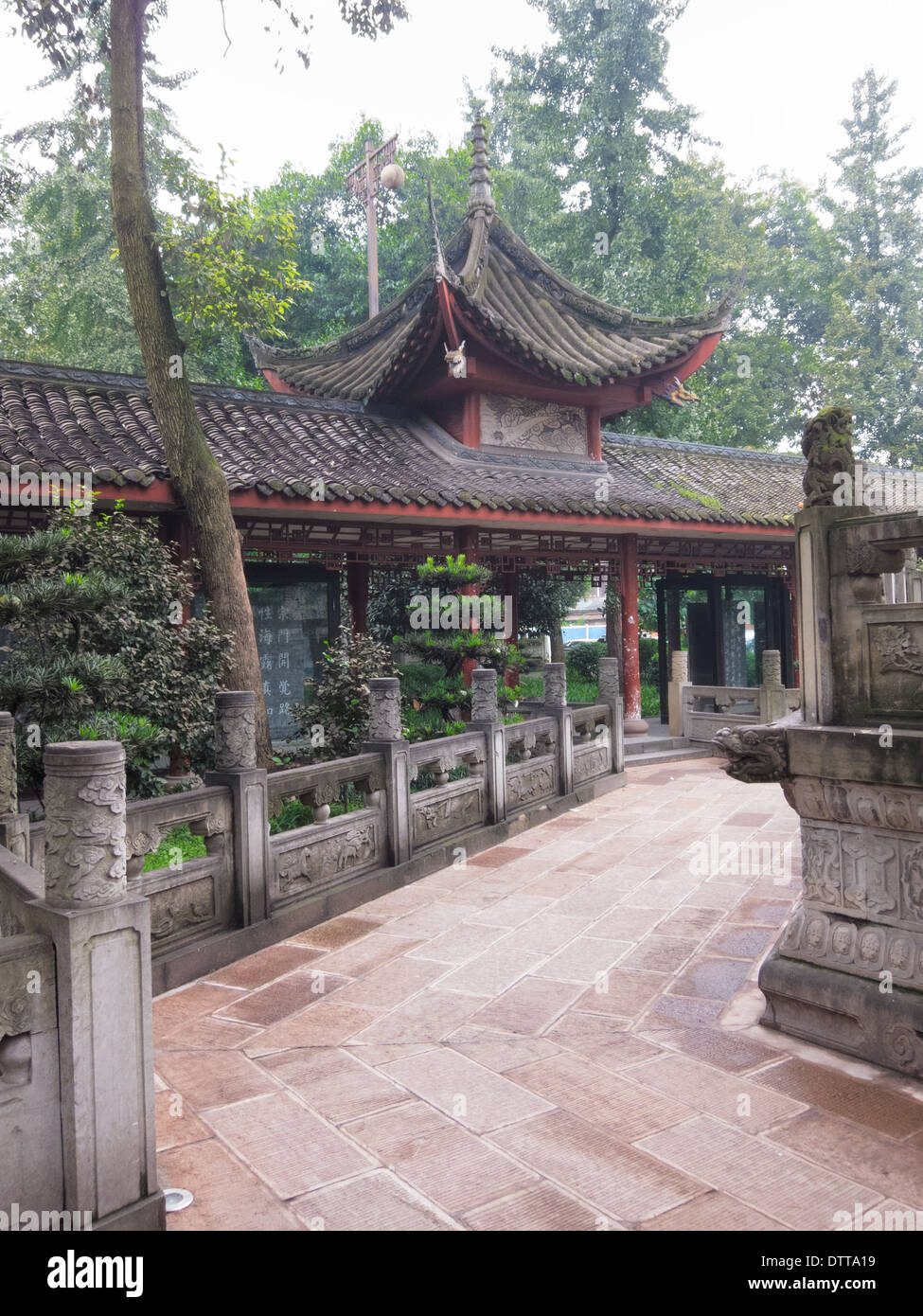 Vista prospettica in Cinese Tempio Buddista, monastero di Wenshu, Chengdu Cina Foto Stock
