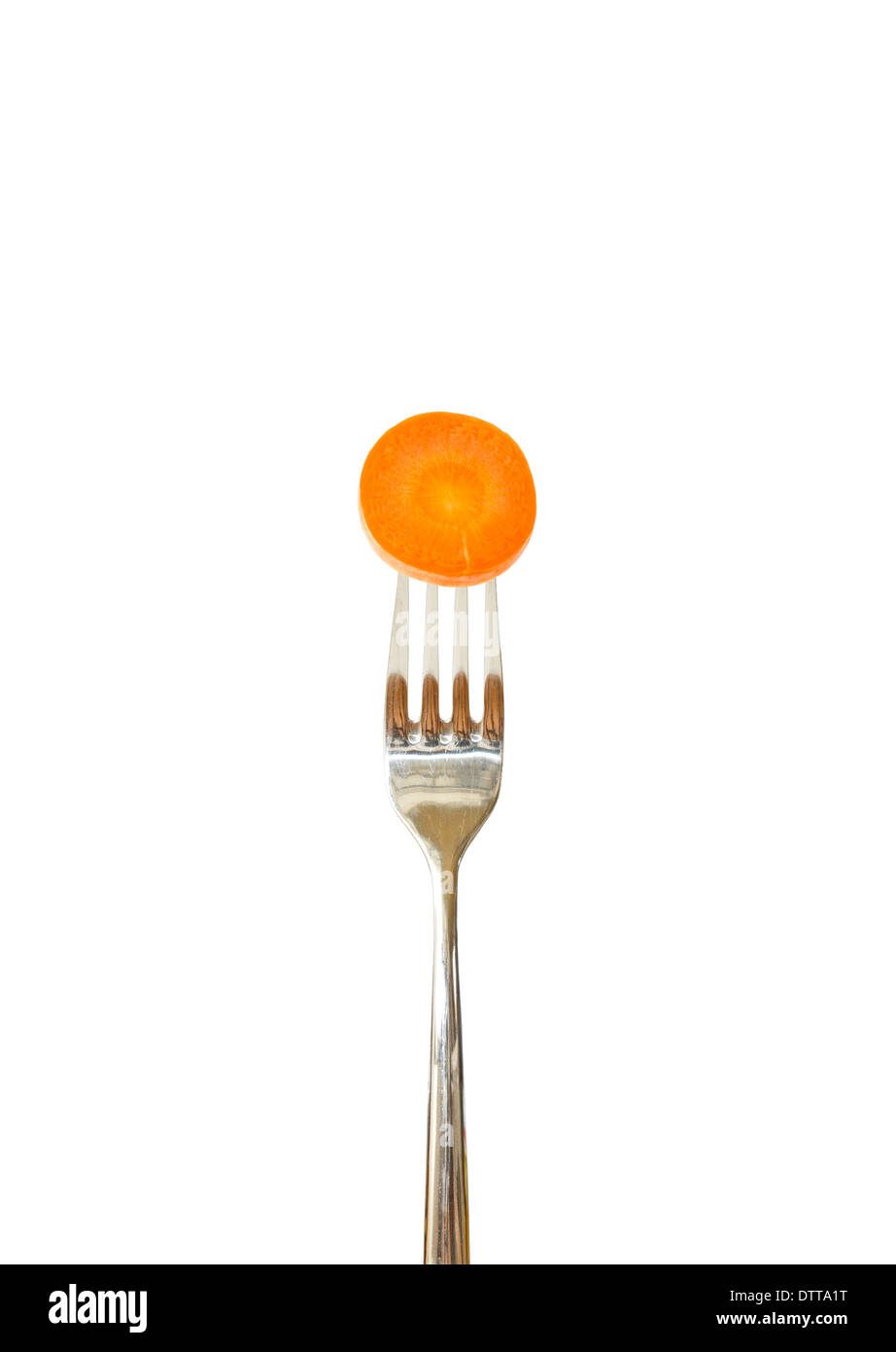 Fetta di carota imperniata su una forcella contro uno sfondo bianco Foto Stock