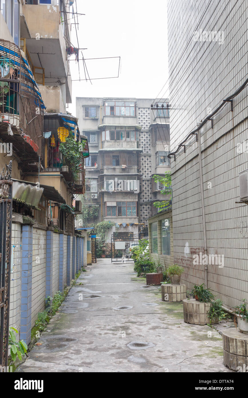 Back Street a Chengdu. Le finestre sbarrate e piastrelle in corrispondenza della parete esterna sono componenti tipici dell'architettura in città cinesi. Foto Stock