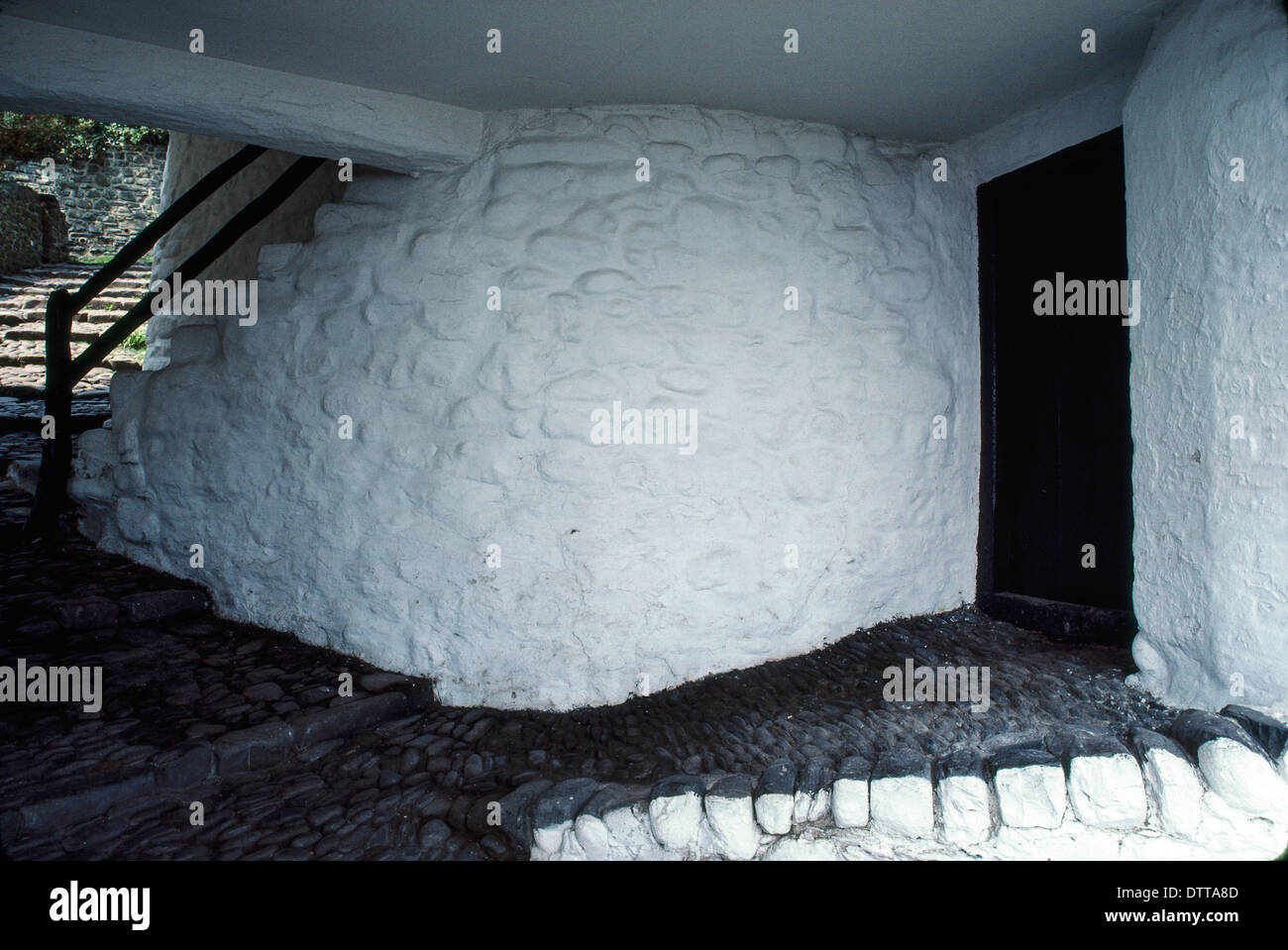 Bianco e nero dipinto di gradini di pietra e parete in Clovelly Inghilterra Foto Stock
