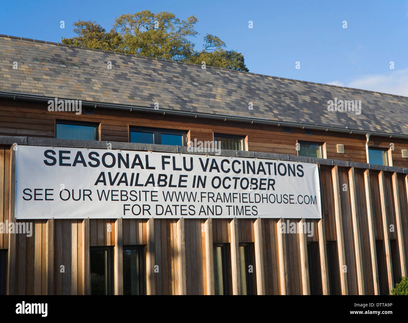 L'influenza stagionale vaccinazioni disponibile segno poster su Framfield centro salute, Woodbridge, Suffolk, Inghilterra Foto Stock