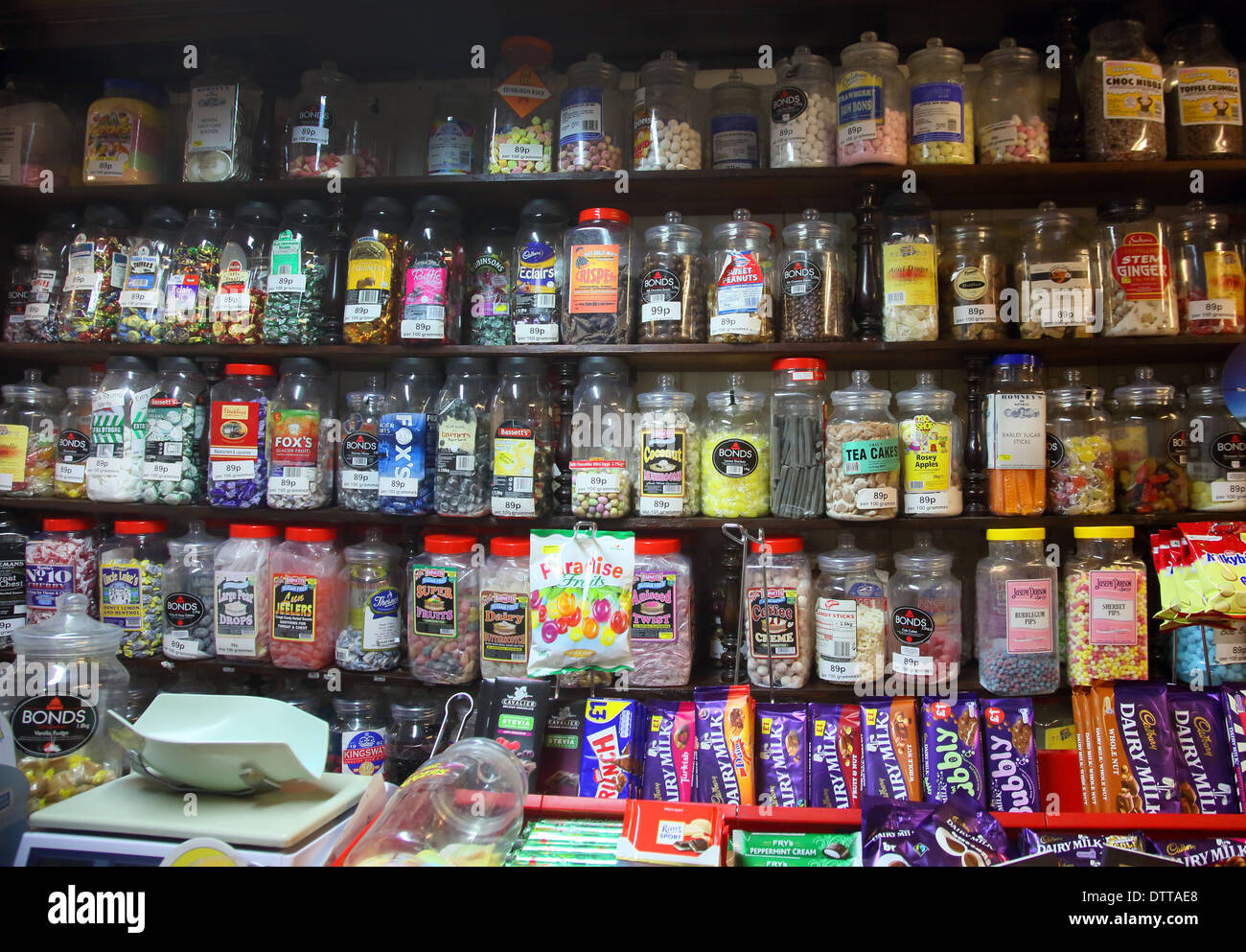 Vasi di caramelle in una dolce tradizionale shop. Foto Stock