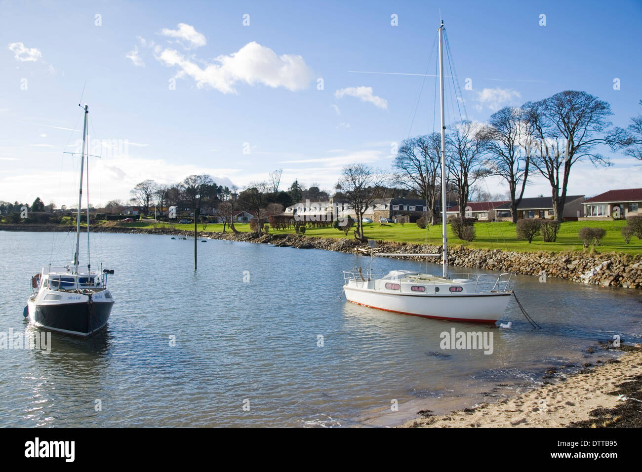 Due barche ormeggiate in Dalgety Bay. Foto Stock