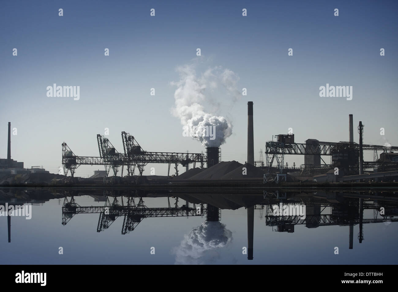 Un impianto ad energia nucleare riflessa nel lago ancora, Detroit, Michigan, Stati Uniti Foto Stock