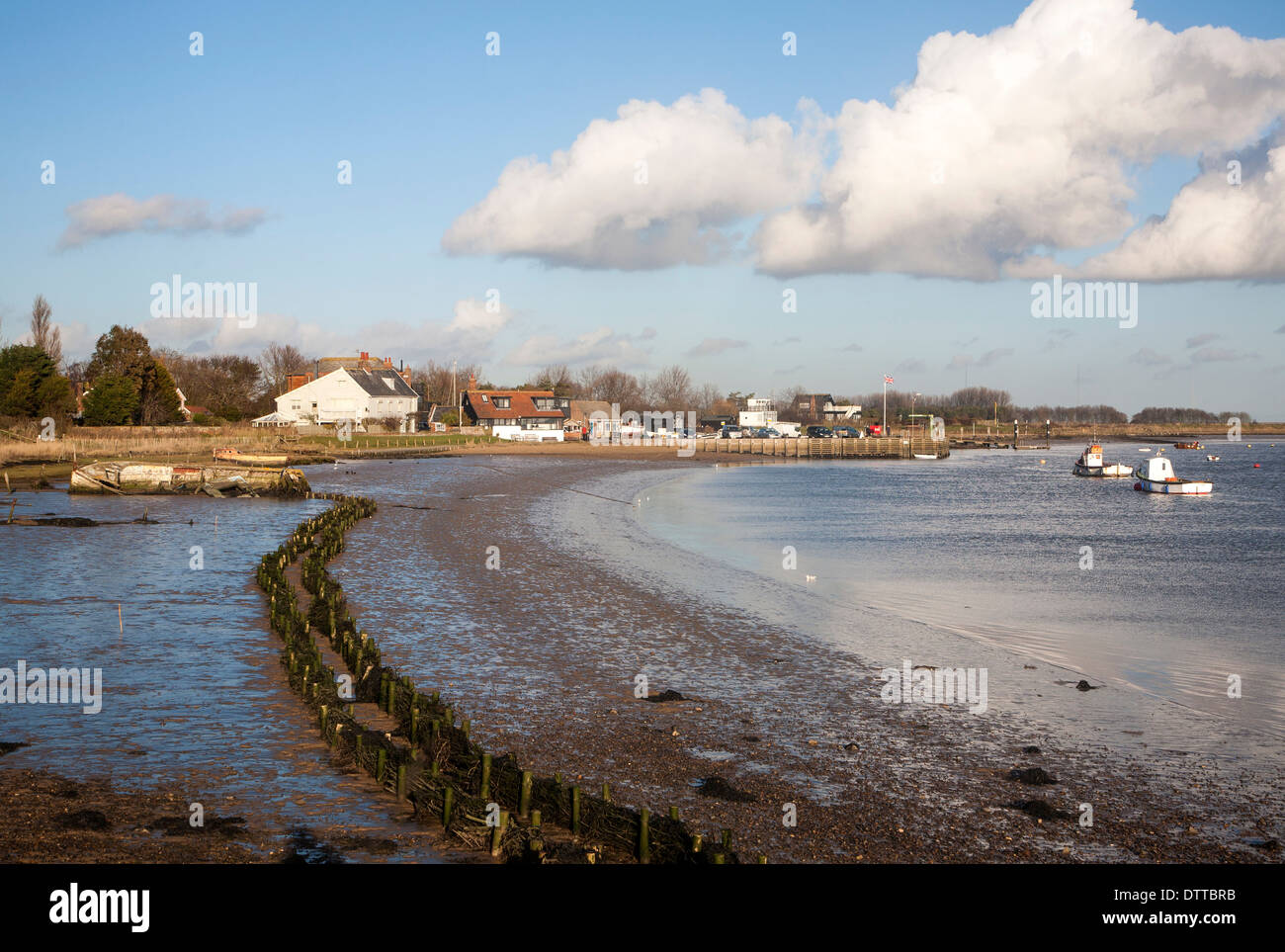 In stile tradizionale in legno e vimini di difesa costiera progettata per intrappolare e si accumulano sedimenti a Orford, Suffolk, Inghilterra Foto Stock