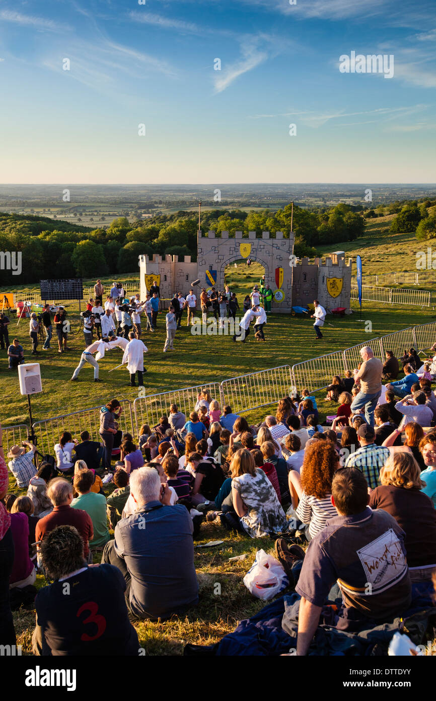 Gli spettatori seduti sulla collina Dovers guardando il Cotswold Olympicks sul Dover's Hill Gloucestershire GB UK Foto Stock