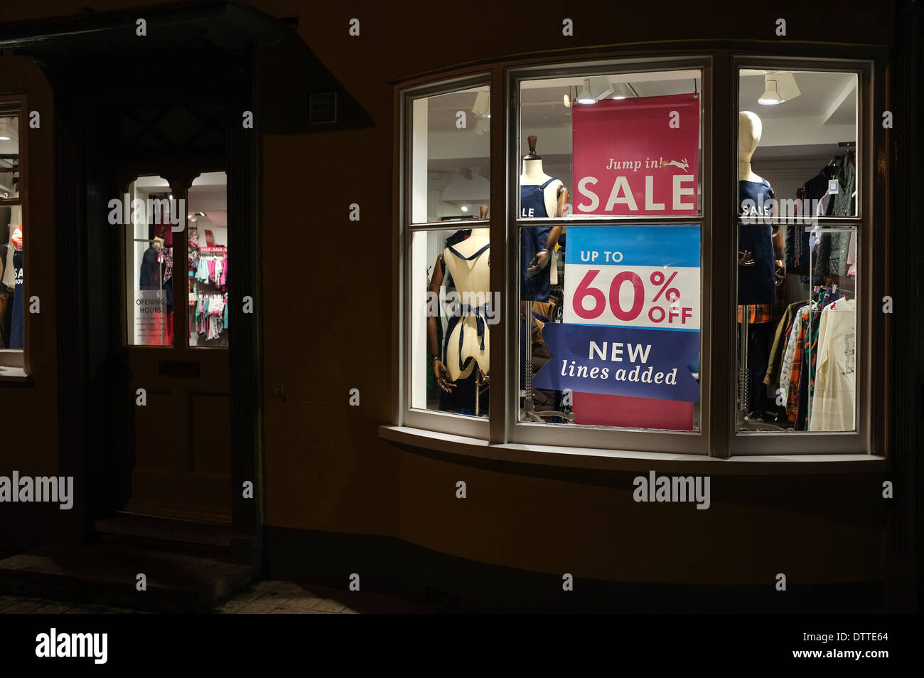 Esterno notte di Joule negozio di abbigliamento durante l inverno vendita Foto Stock