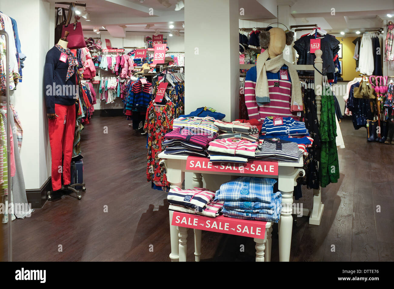 Interno di Joule negozio di abbigliamento durante l inverno vendita Foto Stock