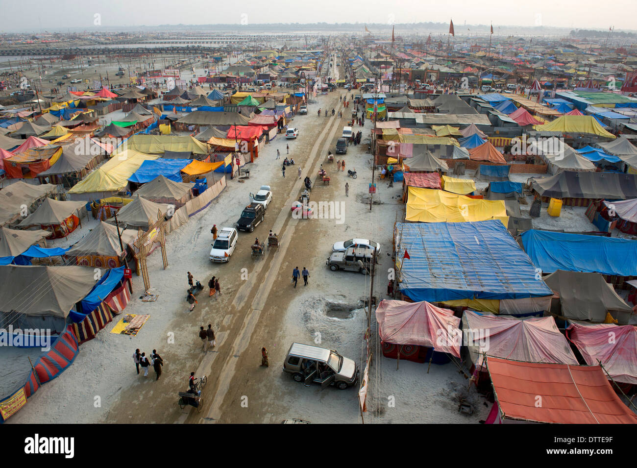 Di Allahabad (India) : Maha Kumbh Mela massa pellegrinaggio indù sulle rive del Gange fiume delle banche popolari (Gennaio, 2013) Foto Stock