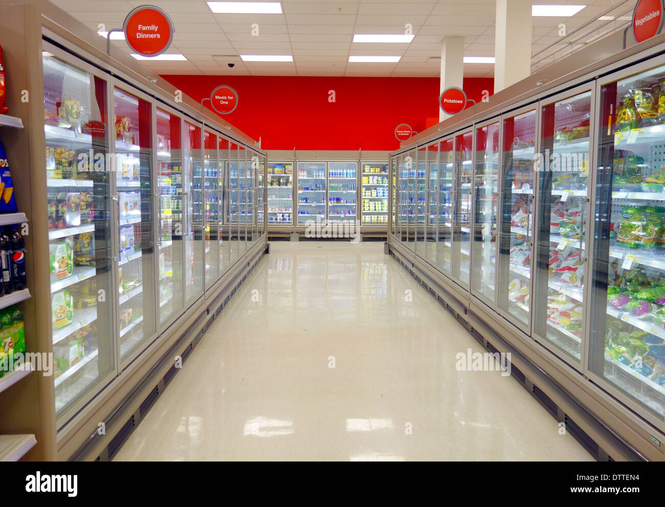Alimenti congelati corsia e frigoriferi in un supermercato a Toronto in Canada Foto Stock