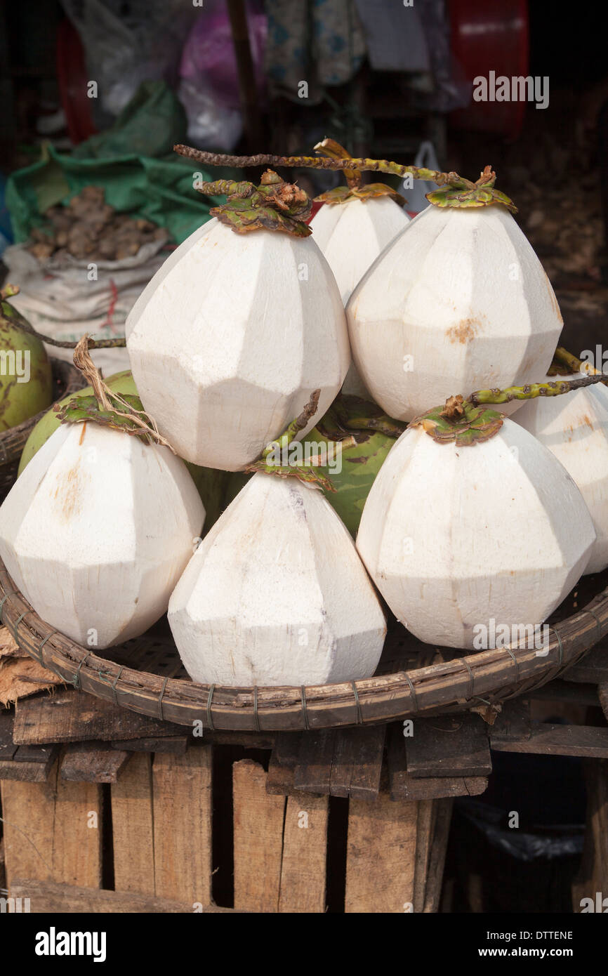 Noci di cocco sulla vendita di Dong Ba Market di Hue in Vietnam Foto Stock