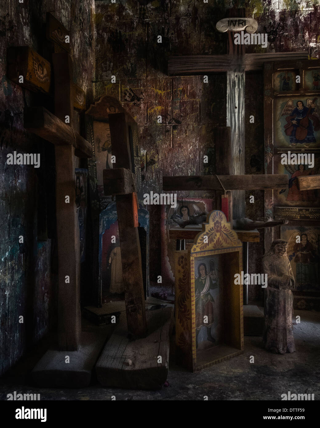 Una stanza piena di croci ad una rivendita e negozio giardino in grotta Creek Arizona. Un creepy,scuro, religiosi immagine editoriale. Foto Stock