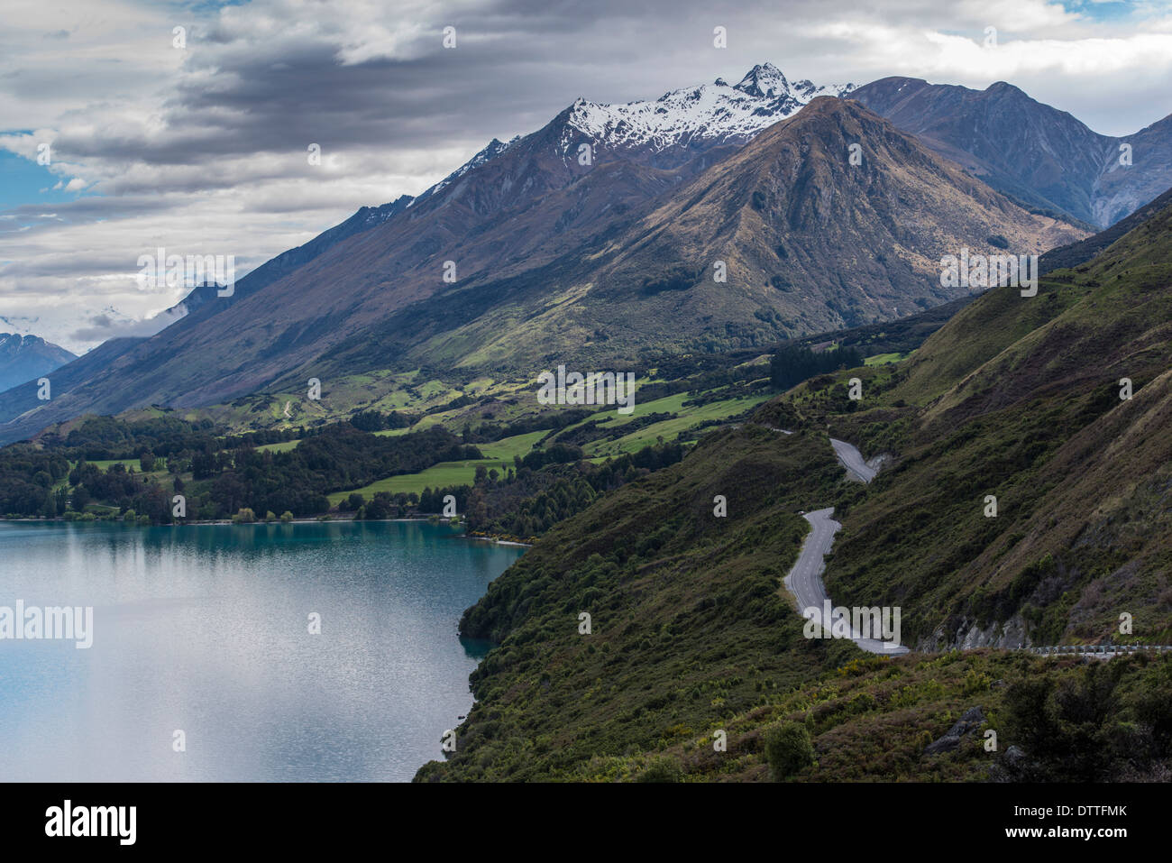 Vista aerea di montagne e lago, lago Wanaka, Nuova Zelanda Foto Stock